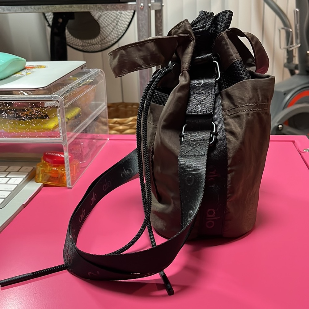 Alo Utility Cross Body Bucket Bag in Espresso + Black - Picture 7 of 13